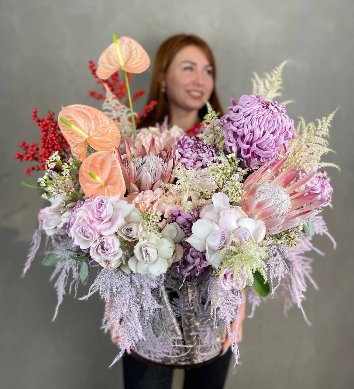 авторский монобукет гигант из 101 розы для торжественного вручения на юбилее в небольшом городе