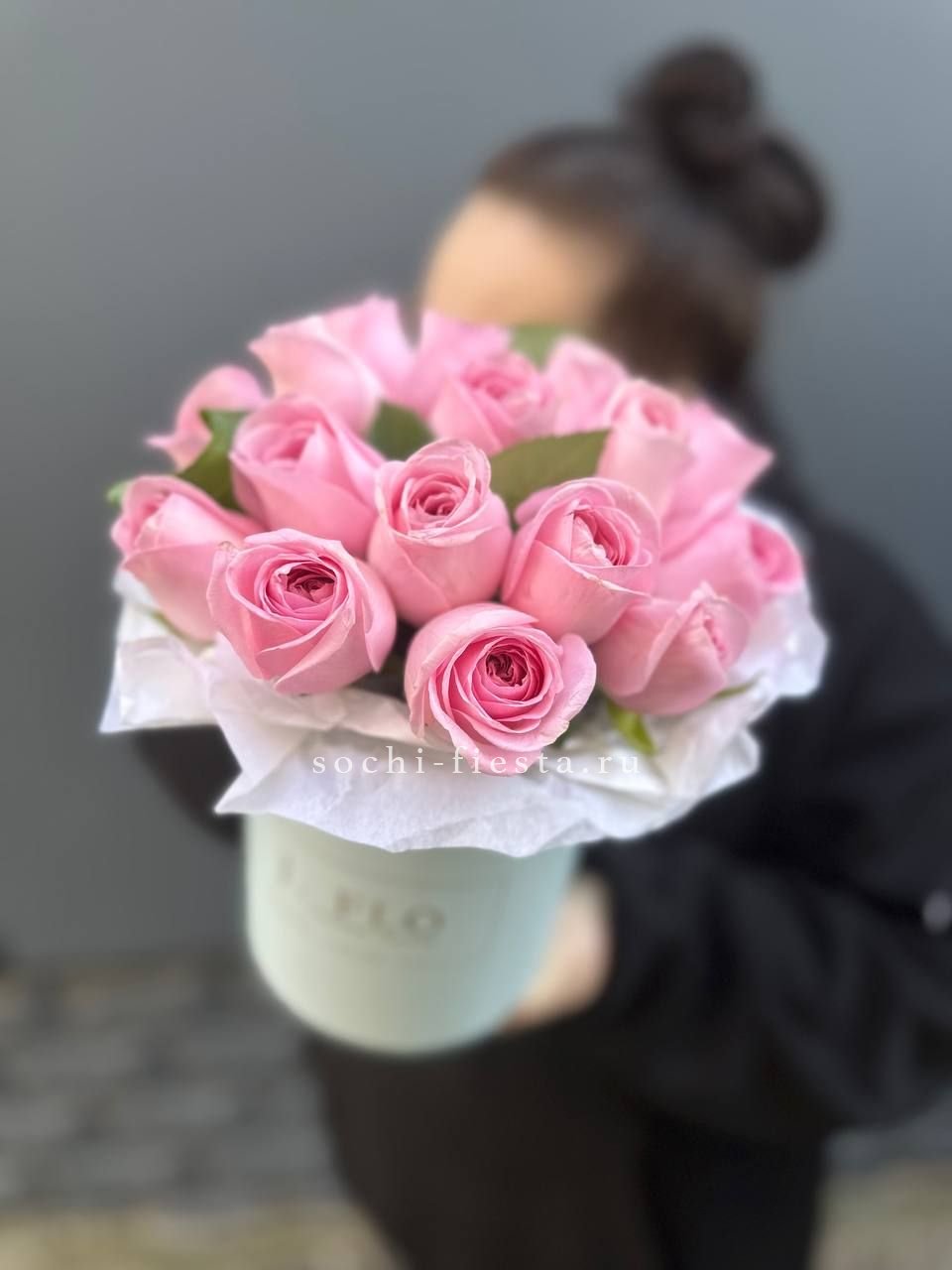 зимняя композиция с амариллисом и еловыми ветвями в Рязани