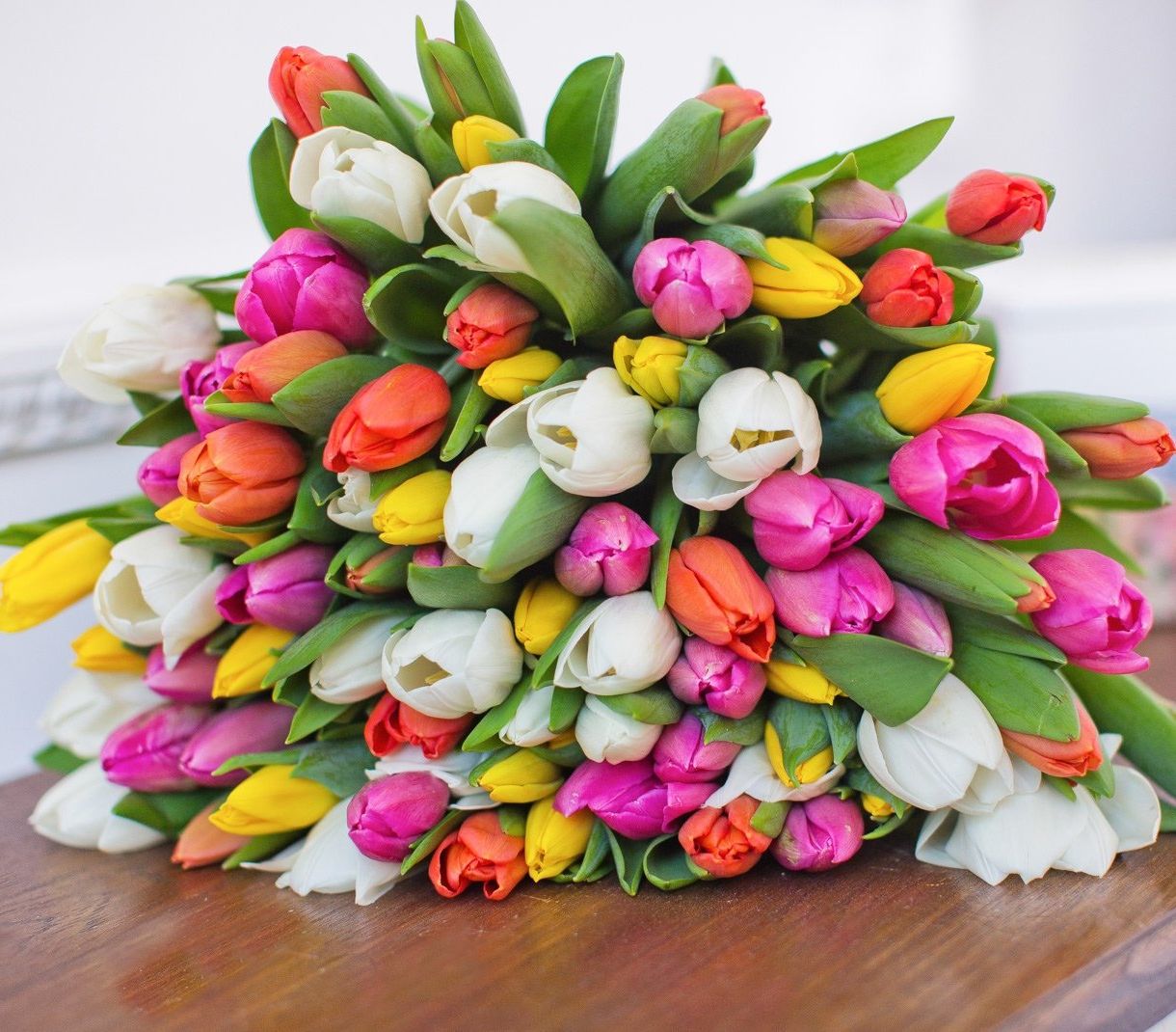 классическая корзина с лилиями и розами для юбилея в Рязани