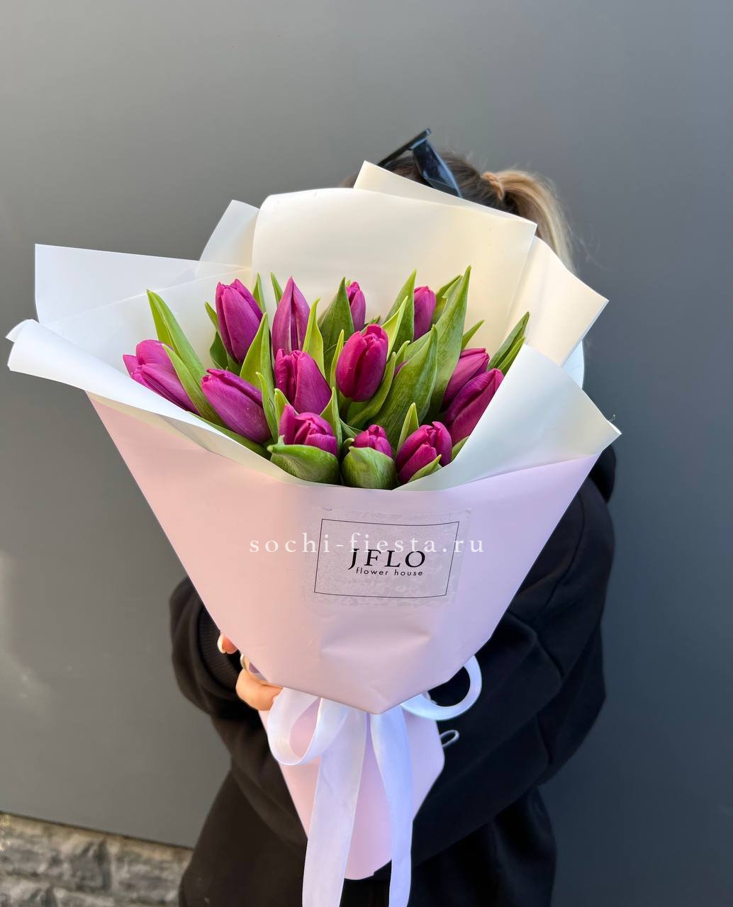 видовой каталог с розами и хризантемами в студии флористики в Рязани