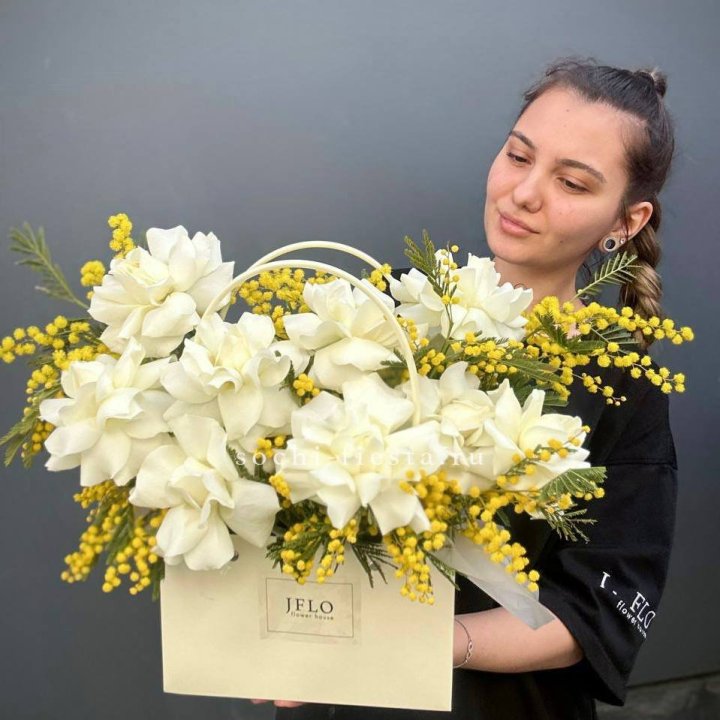 Французские Розы и мимоза  в сумочке  в Рязани