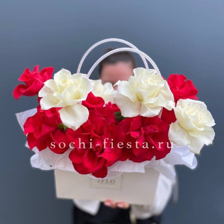 Сумочка  красных и белых роз в Рязани