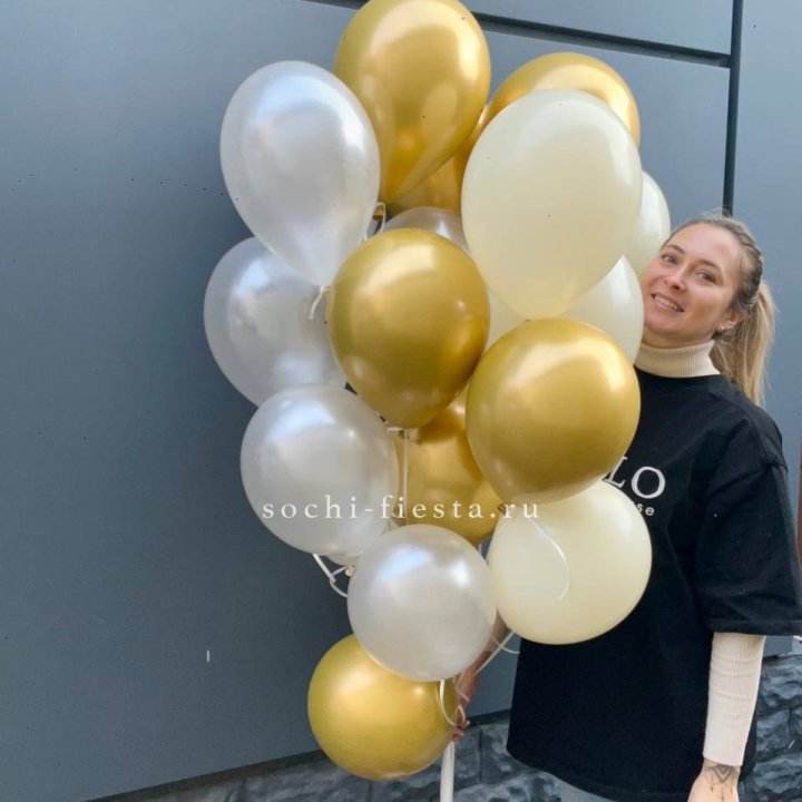 Облако шаров из белого и золотого оттенков в Рязани