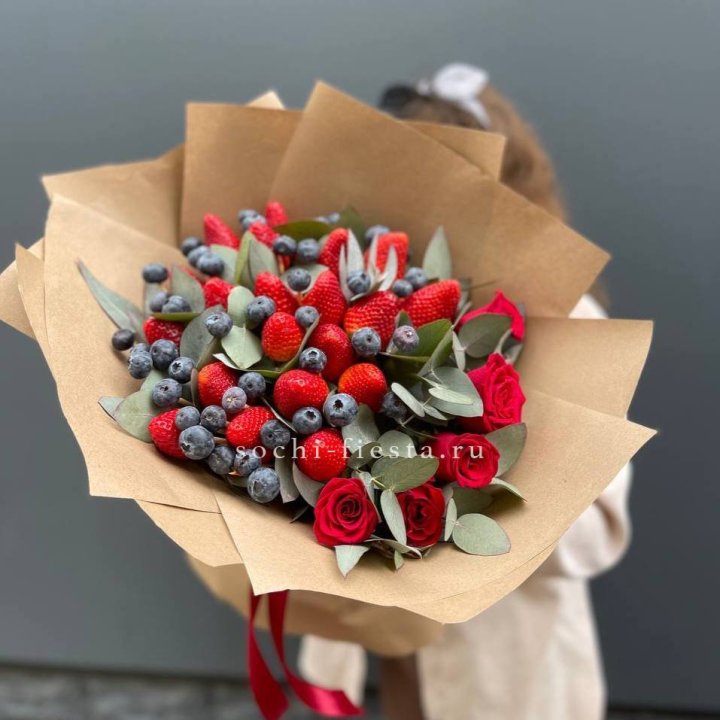 Клубника и голубика с цветами в Рязани