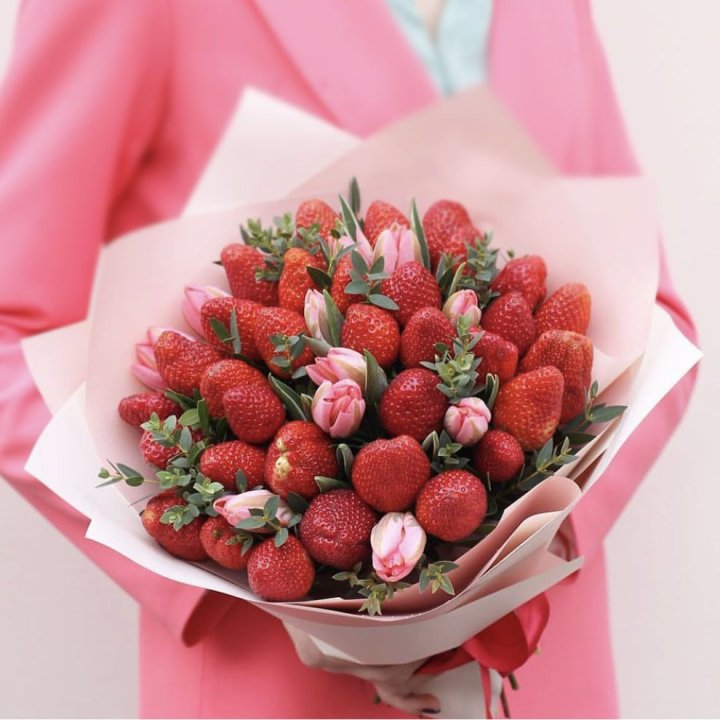 Тюльпаны и клубника в Рязани