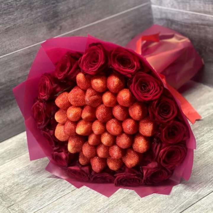 Клубничный букет с розами в Рязани