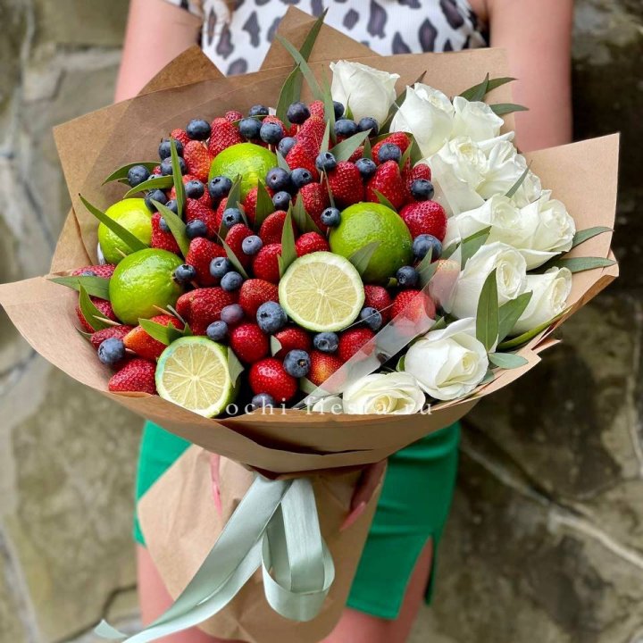 Ягодно-цитрусовый букет с розами в Рязани