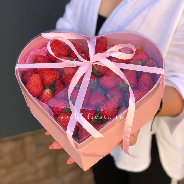 Коробочка сердце  с клубникой в Рязани