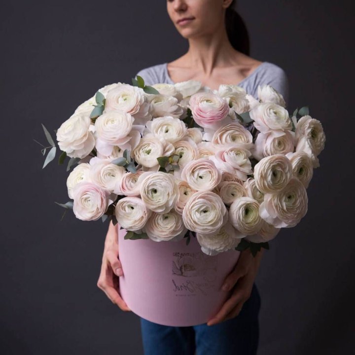 Бокс с ранункулюсами в Рязани