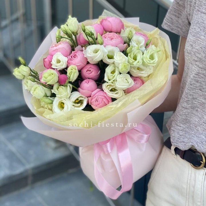 Букет кустовых роз с эустомой в Рязани