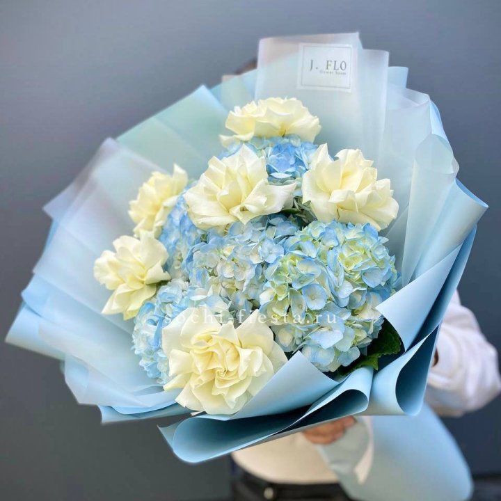  Букет из голубых гортензий и роз  в Рязани