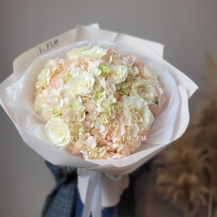  Букет гортензии и роз  в Рязани