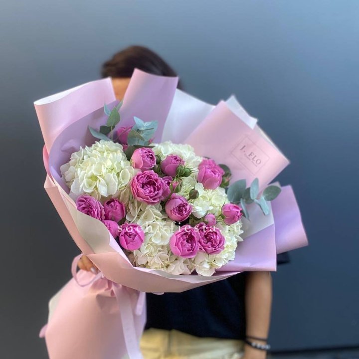 Букет белых гортензий и пионовидных роз  в Рязани