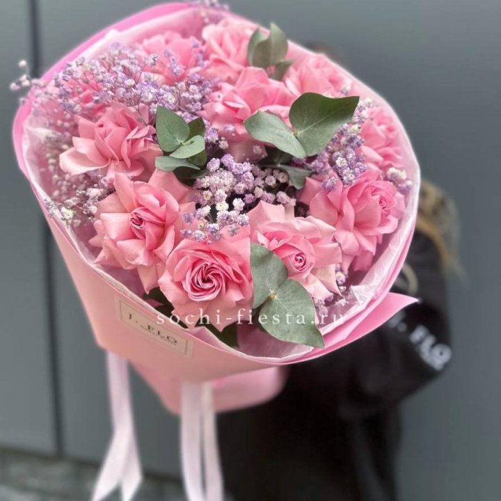 Розовые французские розы с гипсофилой в Рязани
