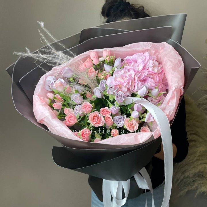  Букет гортензии и роз "Саперави" в Рязани