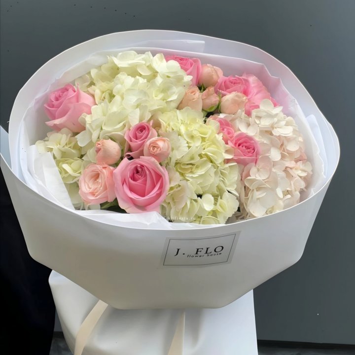  Букет гортензии и роз  "Тиамо" в Рязани