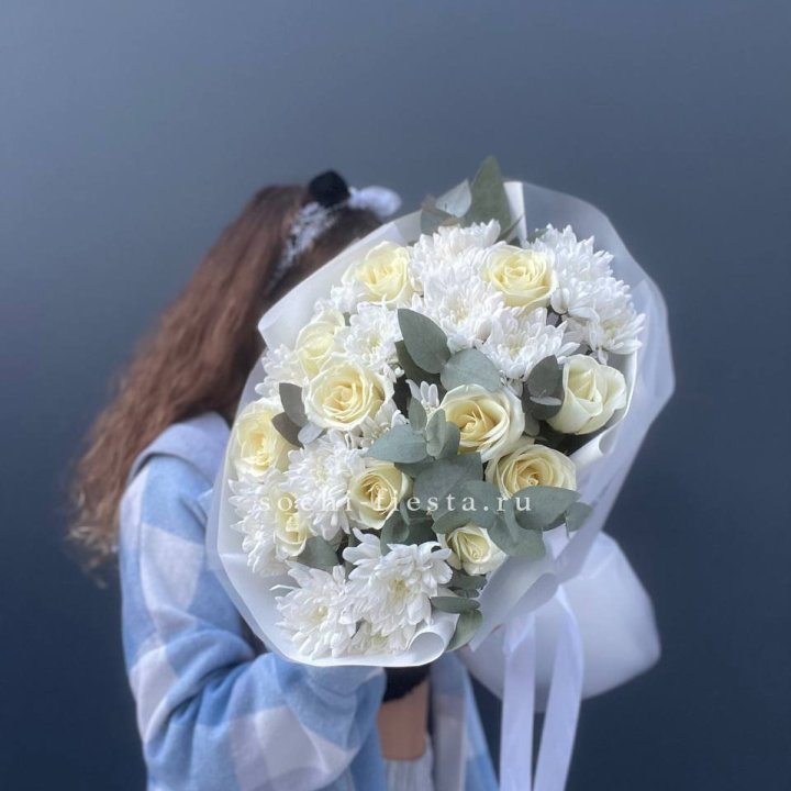  Букет белых роз с хризантемой  в Рязани