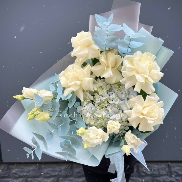 Букет с гортензией и белыми французскими розами в Рязани