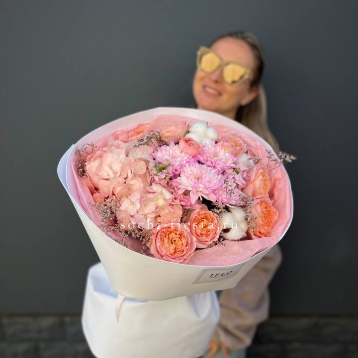 Букет гортензии и кустовых роз  в Рязани