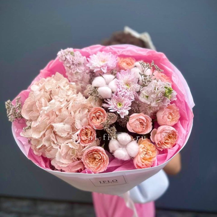 Букет гортензии и кустовых роз "Абрассо" в Рязани