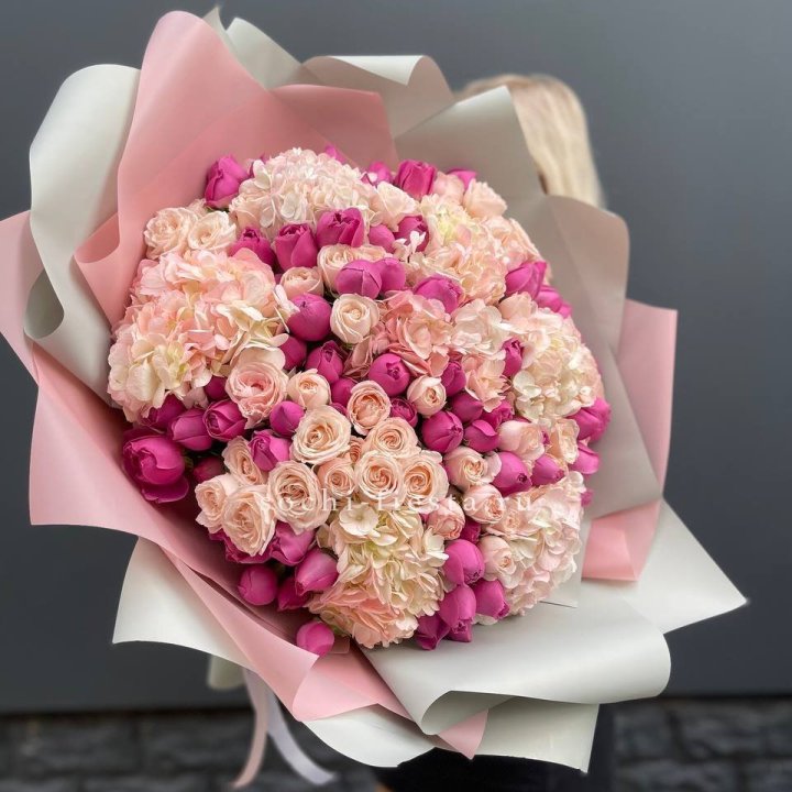 Букет кустовые розы и гортензия в Рязани