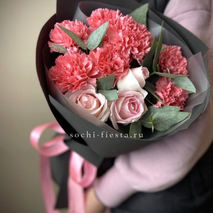 Букет из роз и диантусов "Пенелопа" в Рязани