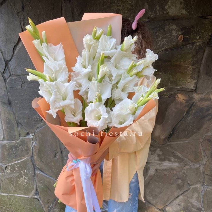 Букет белых гладиолусов  в Рязани