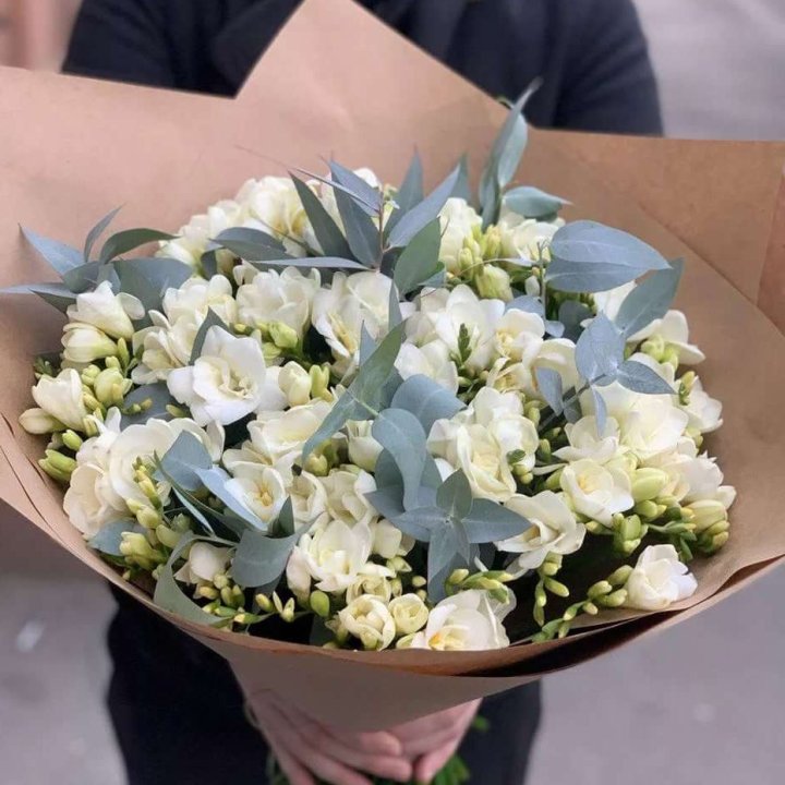 51 фрезия с эвкалиптом в Рязани