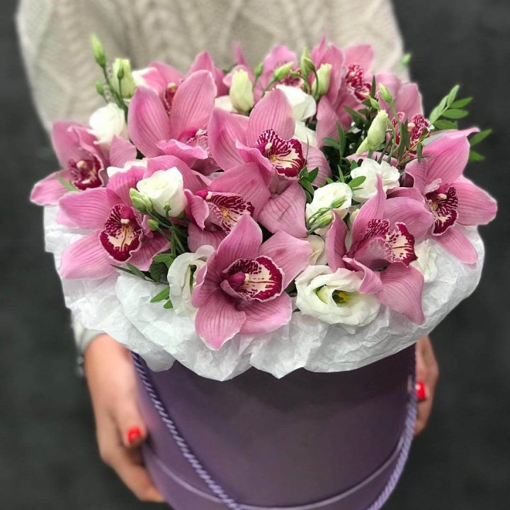 Орхидея и эустома в шляпной коробке в Рязани