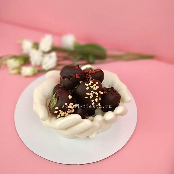 Клубника в шоколаде на шоколадных ладонях  в Рязани