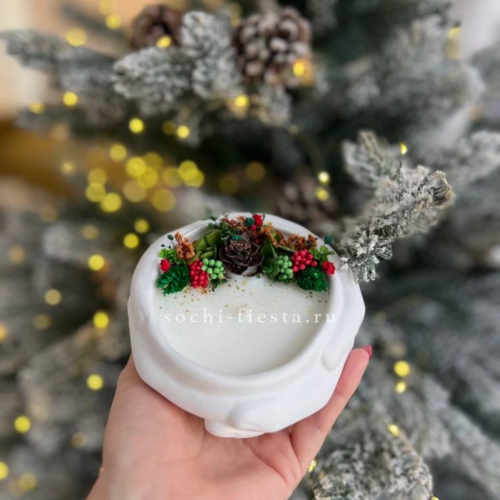 Свеча ароматическая в гипсе Руки с шишкой в Рязани