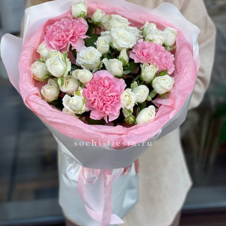 Букет розы с диантусами "Блэш" в Рязани