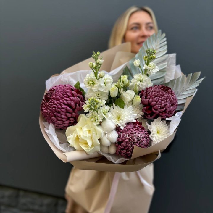 Хризантемы с маттиолой розами эустомой Чика в Рязани