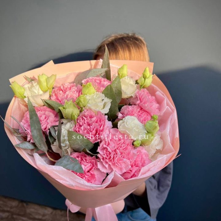 Букет гвоздик и  эустом "Сири" в Рязани