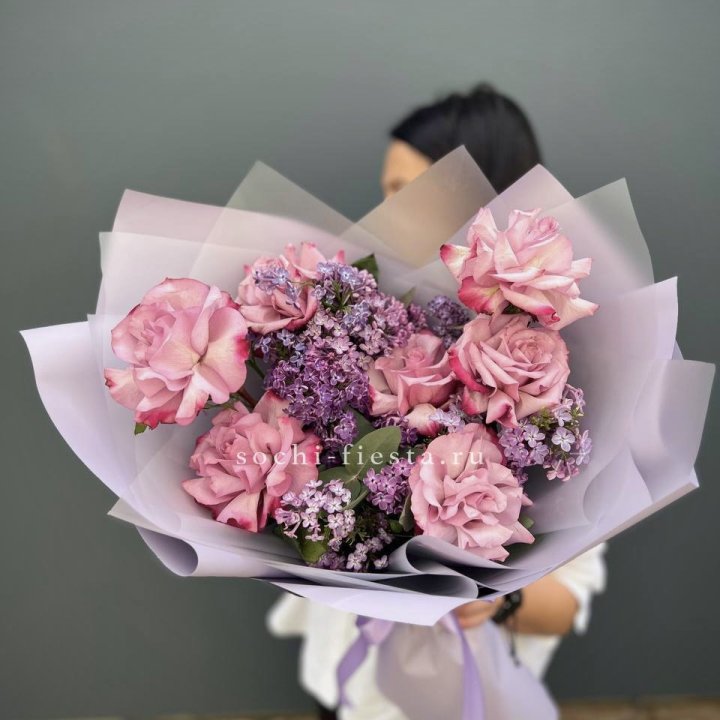 Букет из розовых роз и сирени в Рязани
