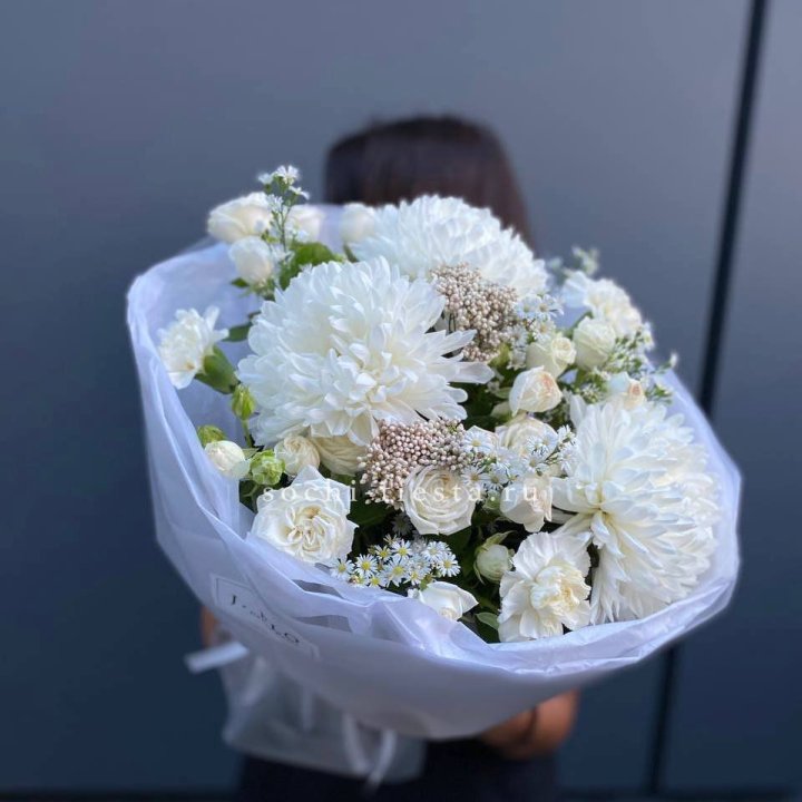 Букет хризантем и роз вайт шотс в Рязани