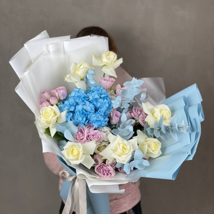 Дизайнерский букет "Блю скайфорт" в Рязани