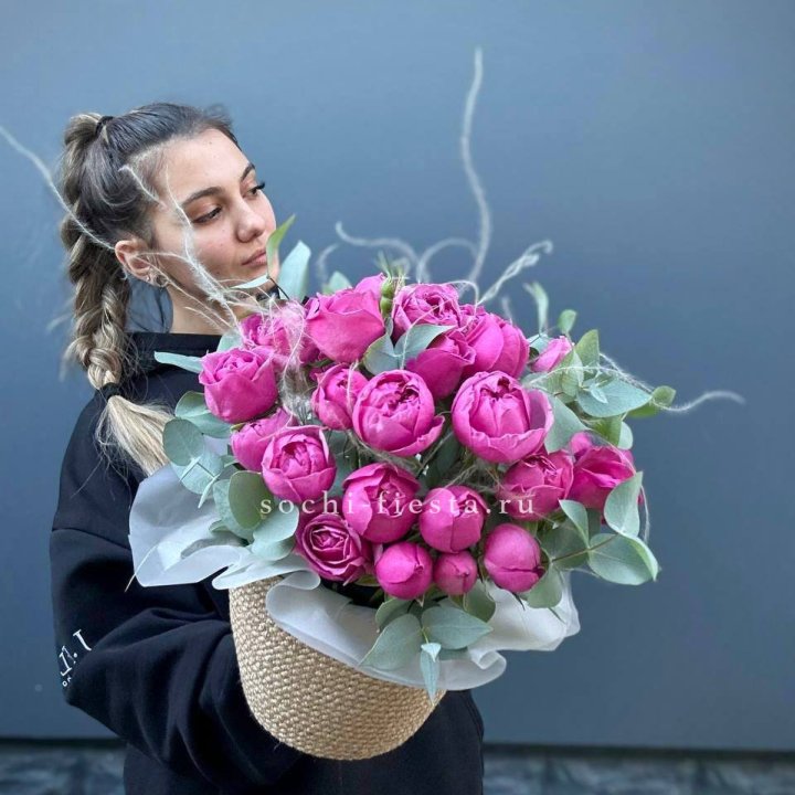 Пионовидные розы  в джутовом кашпо  в Рязани