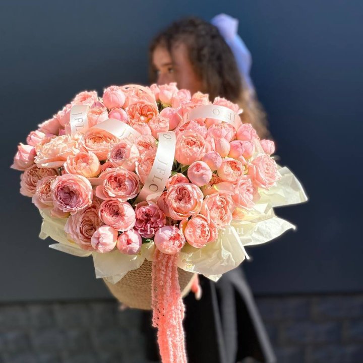 Кустовые розы Джульетта в джутовом кашпо в Рязани