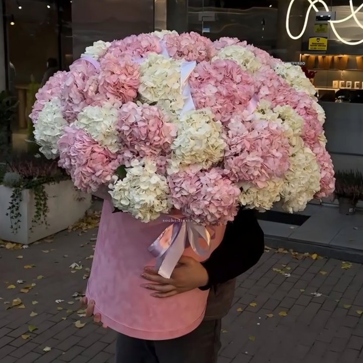 Дизайнерский цилиндр с гортензиями  в Рязани