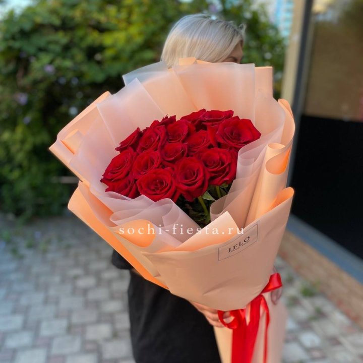 15 голландских роз в оформлении в Рязани
