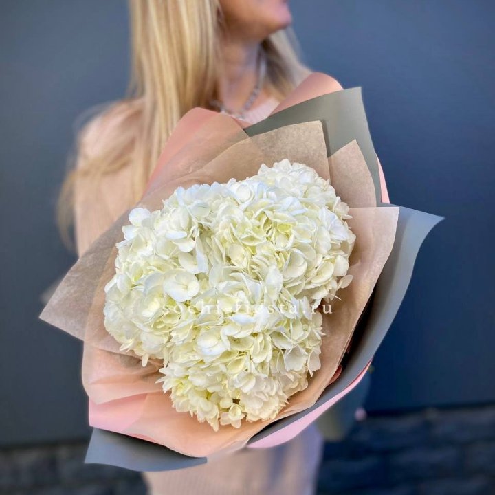Букет из трёх белых гортензий в Рязани