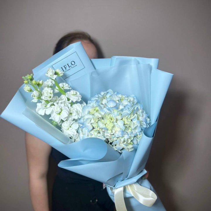 Гортензия голубая с маттиолой в Рязани