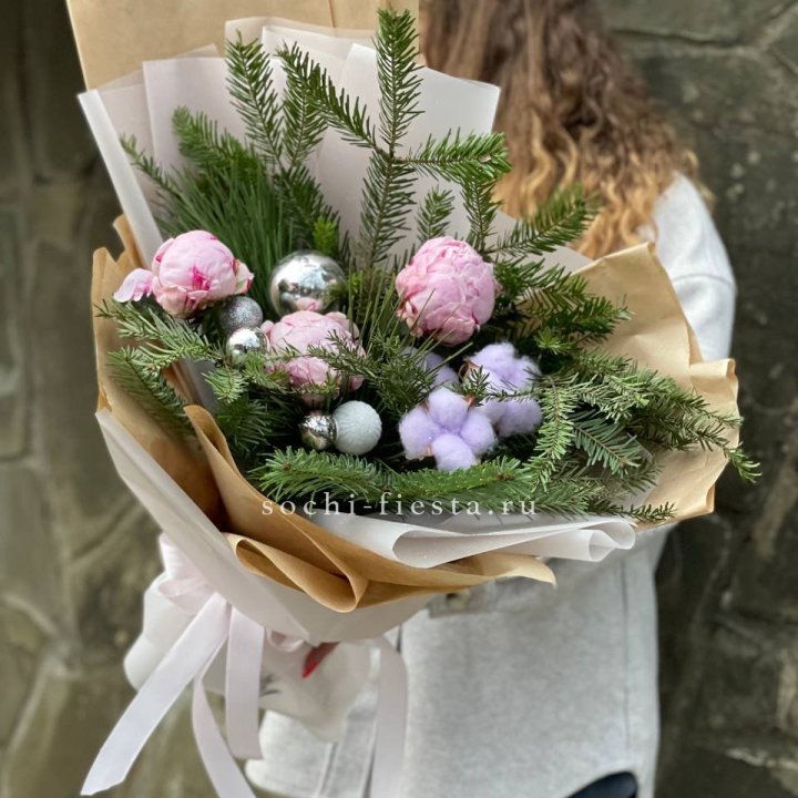 Новогодний букет с пионами  в Рязани