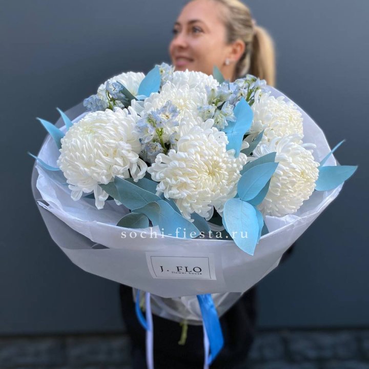 Букет хризантем Бигуди и дельфиниума  в Рязани