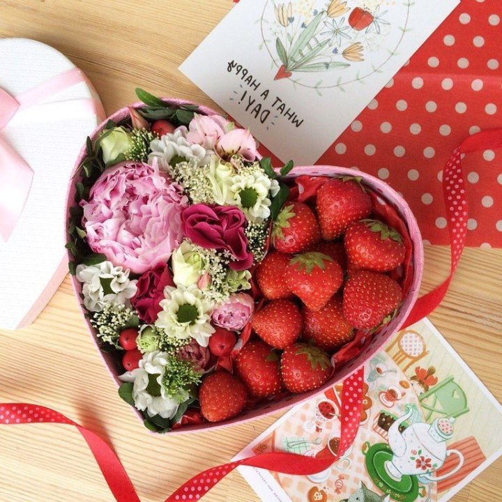 Бокс с клубникой и цветами в Рязани