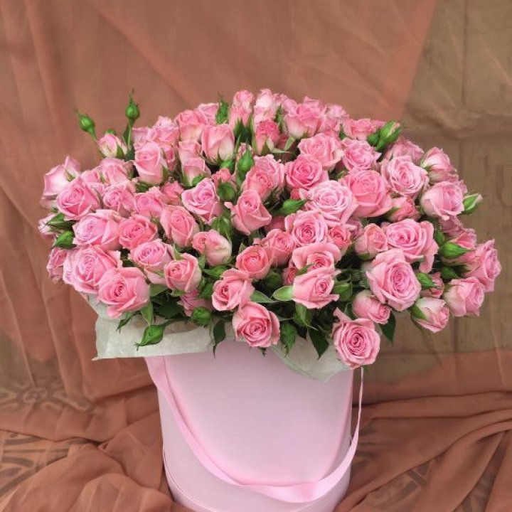 Кустовые розы в коробке в Рязани