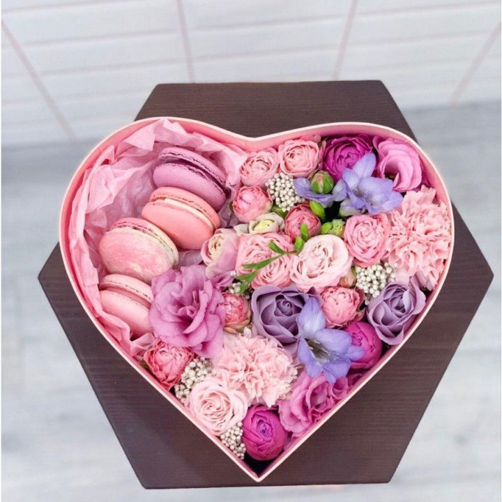 Бокс-сердце с макаронс  в Рязани