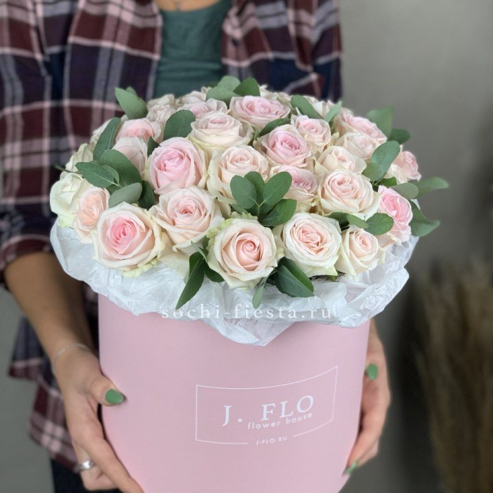 35 розовых роз в цилиндре в Рязани