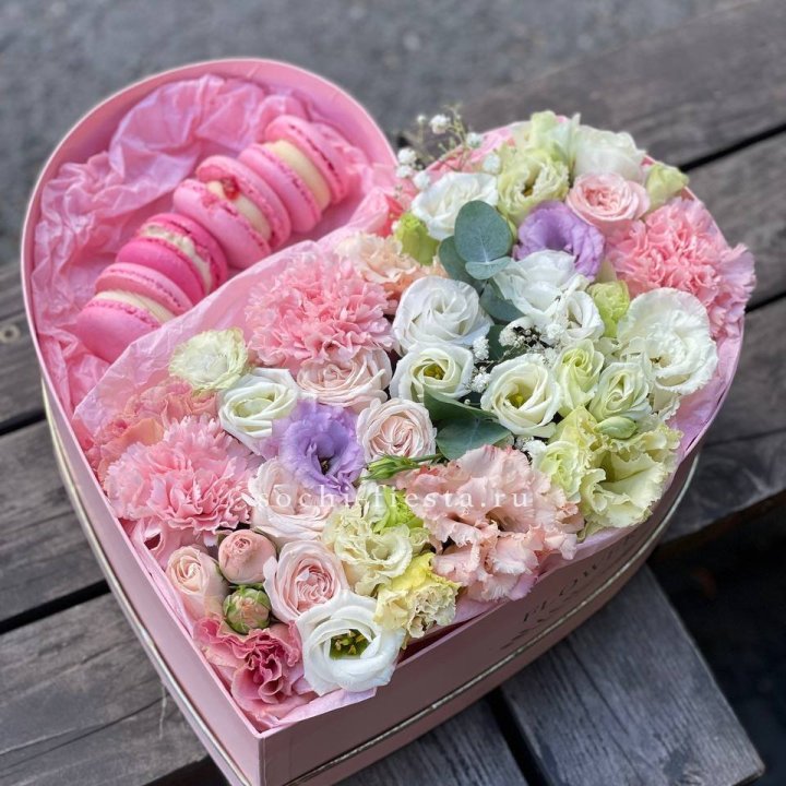 Бокс-сердце с макарон "Пинк" в Рязани